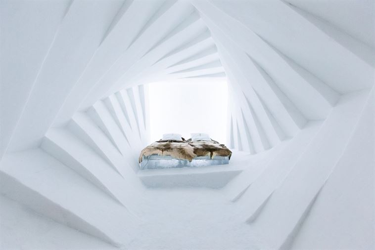 Icehotel-Ice-Hotel-Rooms-2015-1-960x641
