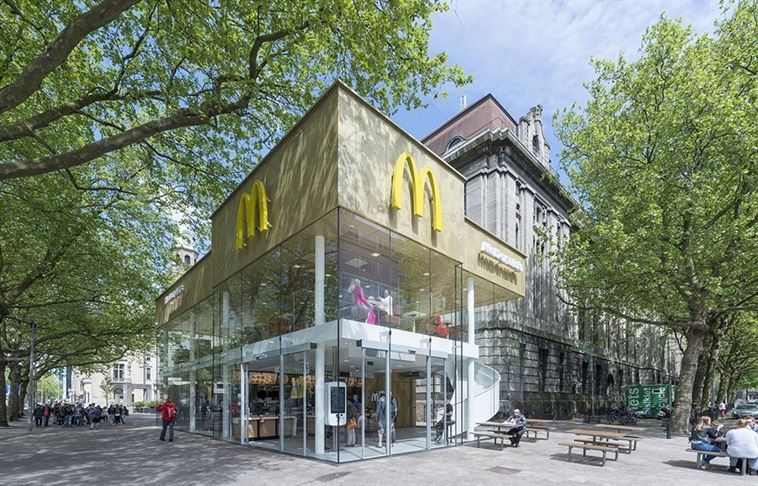 Contemporary-McDonalds-by-Mei-Architects-Photography-by-Jeroen-Musch-5-960x616