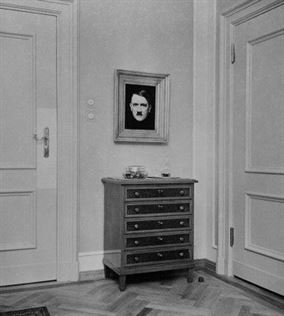 חדרה של אווה בראון, כפי שצולם על ידה ונמצא באלבום תמונות שלה