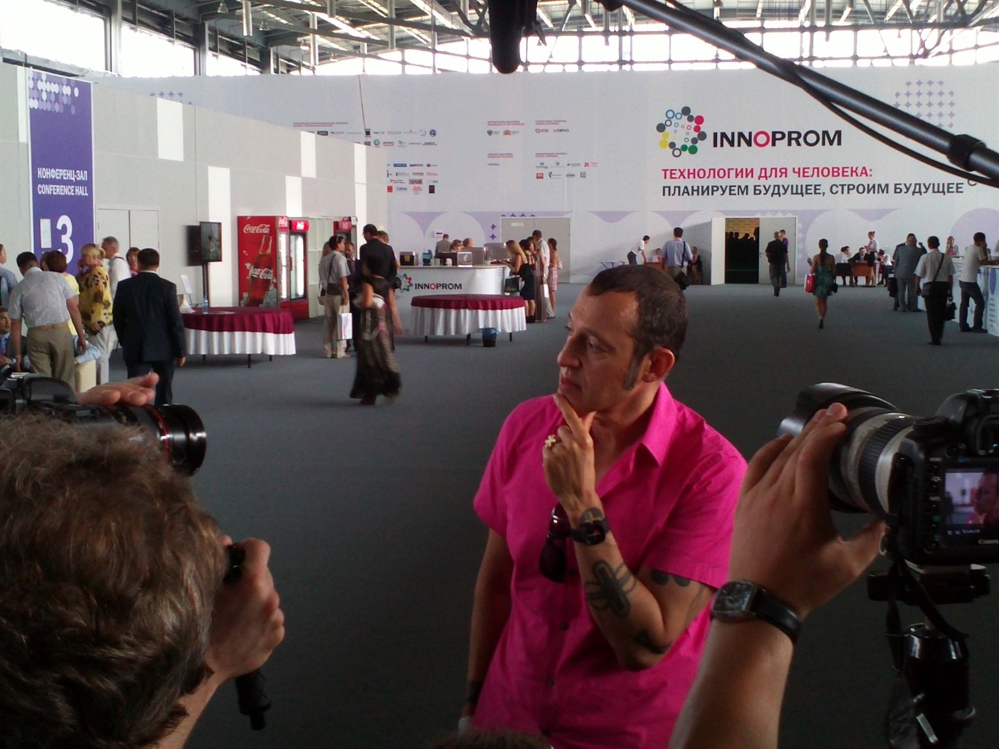 Karim_Rashid_talks_to_press_at_Innoprom-2012