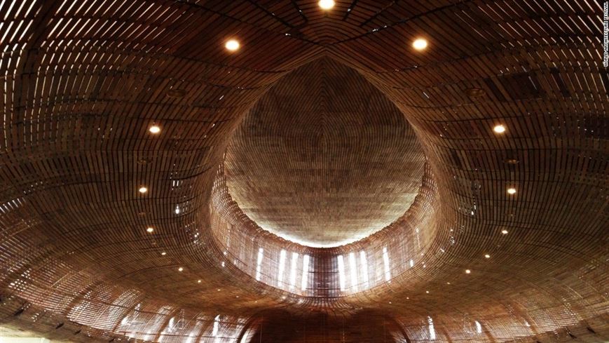 כנסייה בג'קרטה אינדונזיה, עיצוב הפנים מעץ, הניחן גם בתכונות אקוסטיות