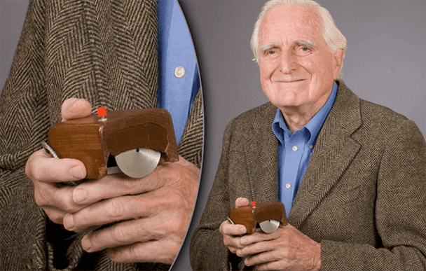 Douglas Engelbart המציא עכבר מחשב, שיעזור לנו לתקשר עם המחשב שלנו