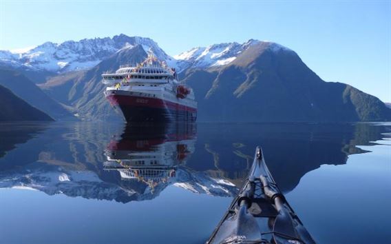 boats-fjord-hurtigruten-large