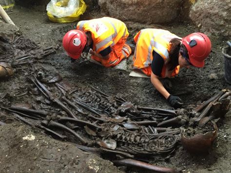 mass_burial_site_containing_victims_of_the_great_plague_of_1665_uncovered_at_liverpool_street__august_2015_204900.jpg__600x0_q85_upscale