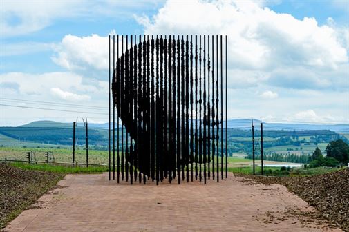 פורטרייט של נלסון מנדלה שיצר מרקו קיאנפנלי. ממוקם ליד האוויק, דרום אפריקה, הפסל הוזמן על ידי קבוצה המממנת פרויקטים תרבותיים עבור ממשלות ברחבי העולם. עבודתו של קיאנפנלי ממוקמת לאורך כביש שבו נתפס מנדלה על ידי משטרת הביטחון של האפרטהייד ב -1962; לאחר מעצרו, מנדלה בילה את 27 השנים הבאות בכלא.
