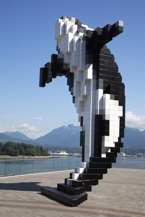 אורקה (לויתן) דיגיטלי שיצר דגלאס קופלנד, מביט על העיר ונקובר בקנדה, הפסל הפך אטרקציה לתיירים ולמקומיים כאחד.