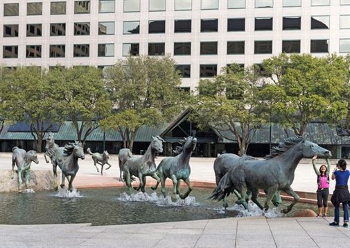 מוסטנגים - רוברט גלן. זה פסל ברונזה מרשים, אשר הוזמן על ידי העיר לאס קולינאס, טקסס, מתאר 9 סוסים פראיים דוהרים דרך מזרקה.