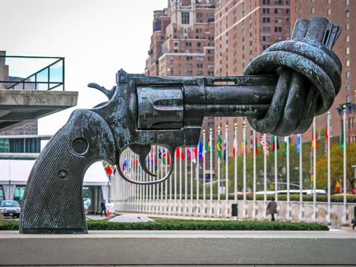 האקדח הקשור, נוצר על ידי קארל פרדריק ראוטרסוורד, ממוקם בפינת בית האומות המאוחדות בניו יורק, הפסל בא לייצג תקווה לעתיד לא אלים. היצירה הוזמנה על ידי מדינת לוקסמבורג כמתנה לאו"ם.