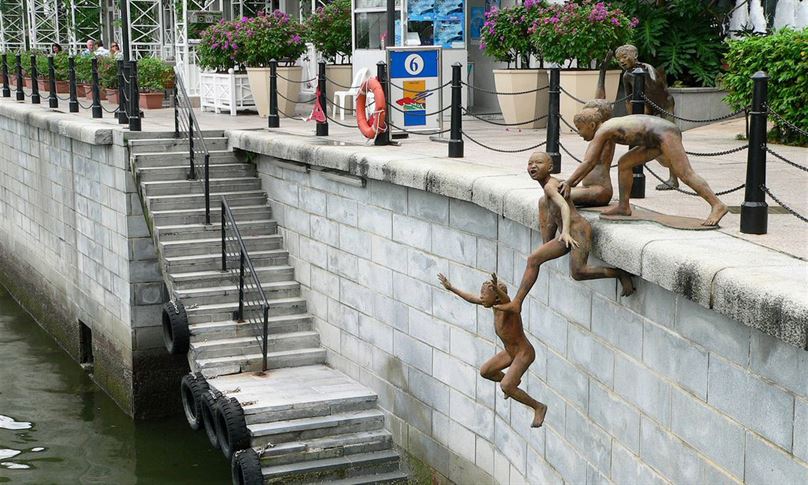 הפסל הדינמי שהוזמן על ידי מועצת התיירות של סינגפור, מציג קבוצת נערים קופצים לנהר סינגפור ויצר אותו צ'ונג פה צ'ונג.