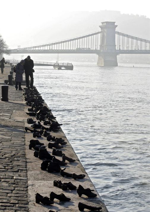 ביצירה שנוצרה על ידי Can Canayand Gyula Pauer, הנעליים על הדנובה, נועדו לזכר מאות יהודים הונגרים אשר נאלצו לעזוב את הנעליים שלהם על גדות הנהר, לפני שנורו במהלך השואה בהונגריה.