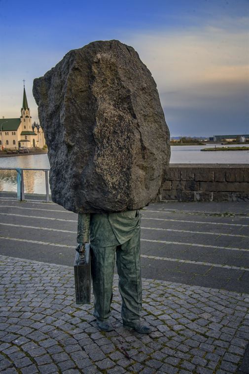 ברייקיאוויק, איסלנד, עומדת אנדרטה שנבנתה בשנת 1993 על ידי Magnús Tómasson. היא באה לסמל ביורוקרט חסר משמעות, שהולך בבהילות. מה מוסיף דרמה ליצירה היא אבן ענקית על גופו.