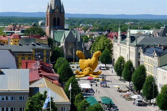  "הפצת השמחה מסביב לעולם" אינה היצירה היחידה של הופמן הדורשת תשומת לב. בשנת 2011, הוא יצר ארנבת צהובה ענקית שוכבת על הגב באמצע Örebro, שבדיה. הארנב, הנקרא "ארנבון גדול גדול", מורכב מאלפי רעפים שוודיים וחומרים שוודיים אחרים.