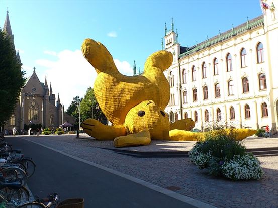Public-Art-Big-Yellow-Bunny