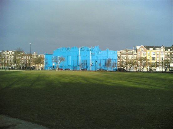 ב -2004 הפנה הופמן את תשומת הלב לקבוצת מבנים המתוכננת להריסה, על ידי צביעת כל המבנה בכחול בוהק. 