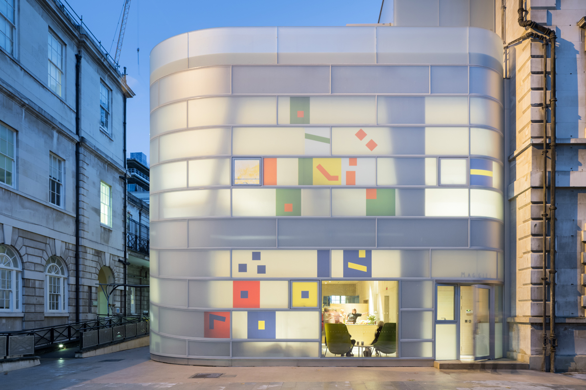 Steven-Holl-Architects-Barts-Hospital-Maggie’s-Centre-ph-Iwan-Baan-03