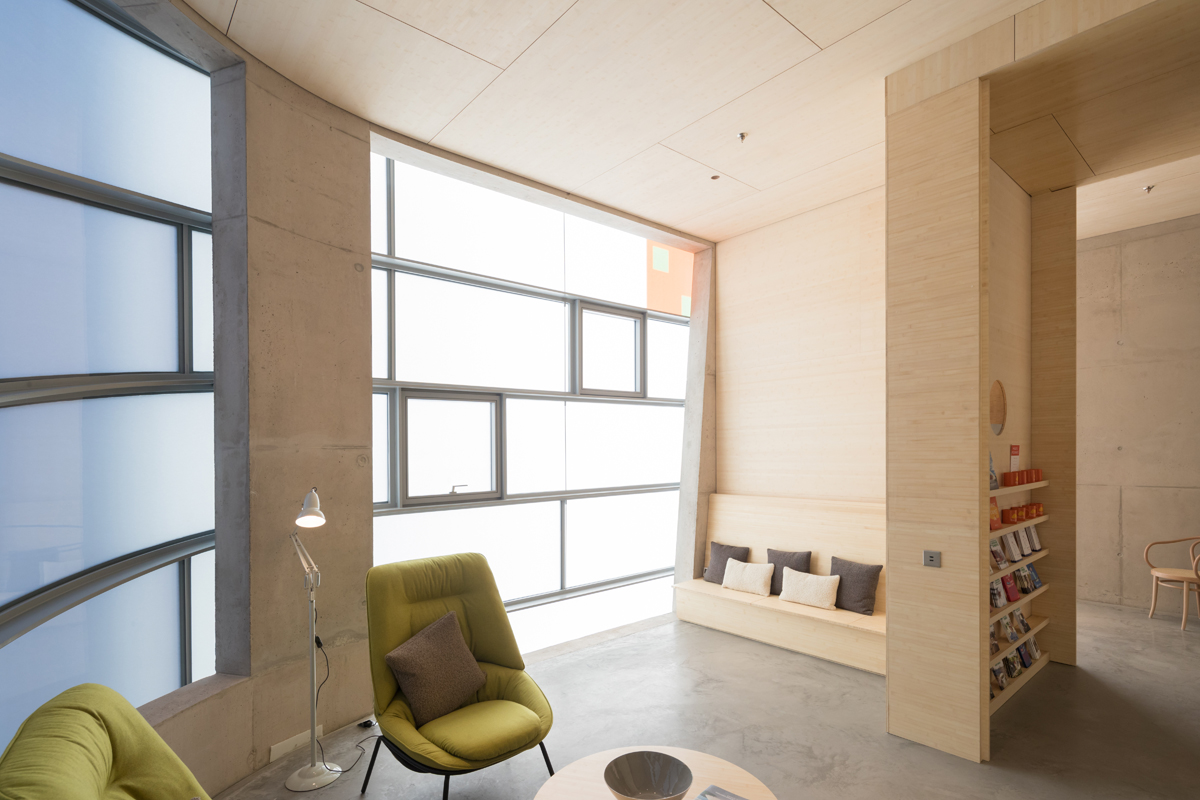 Steven-Holl-Architects-Barts-Hospital-Maggie’s-Centre-ph-Iwan-Baan-09