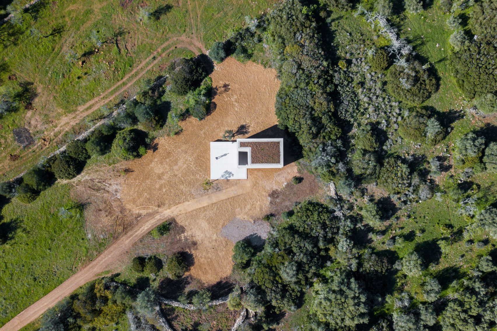 alvaro-siza-viera-capela-do-monte-chapel-algarve_dezeen_2364_col_0-1704x1136