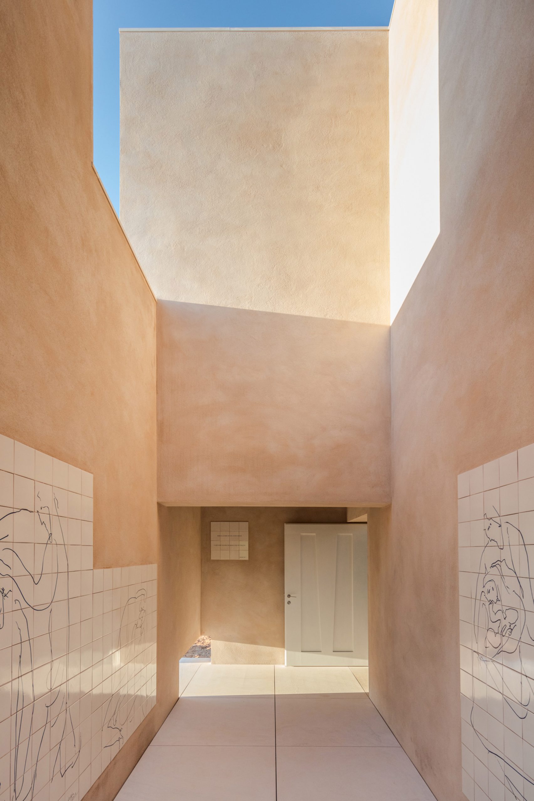 alvaro-siza-viera-capela-do-monte-chapel-algarve_dezeen_2364_col_12-1704x2557