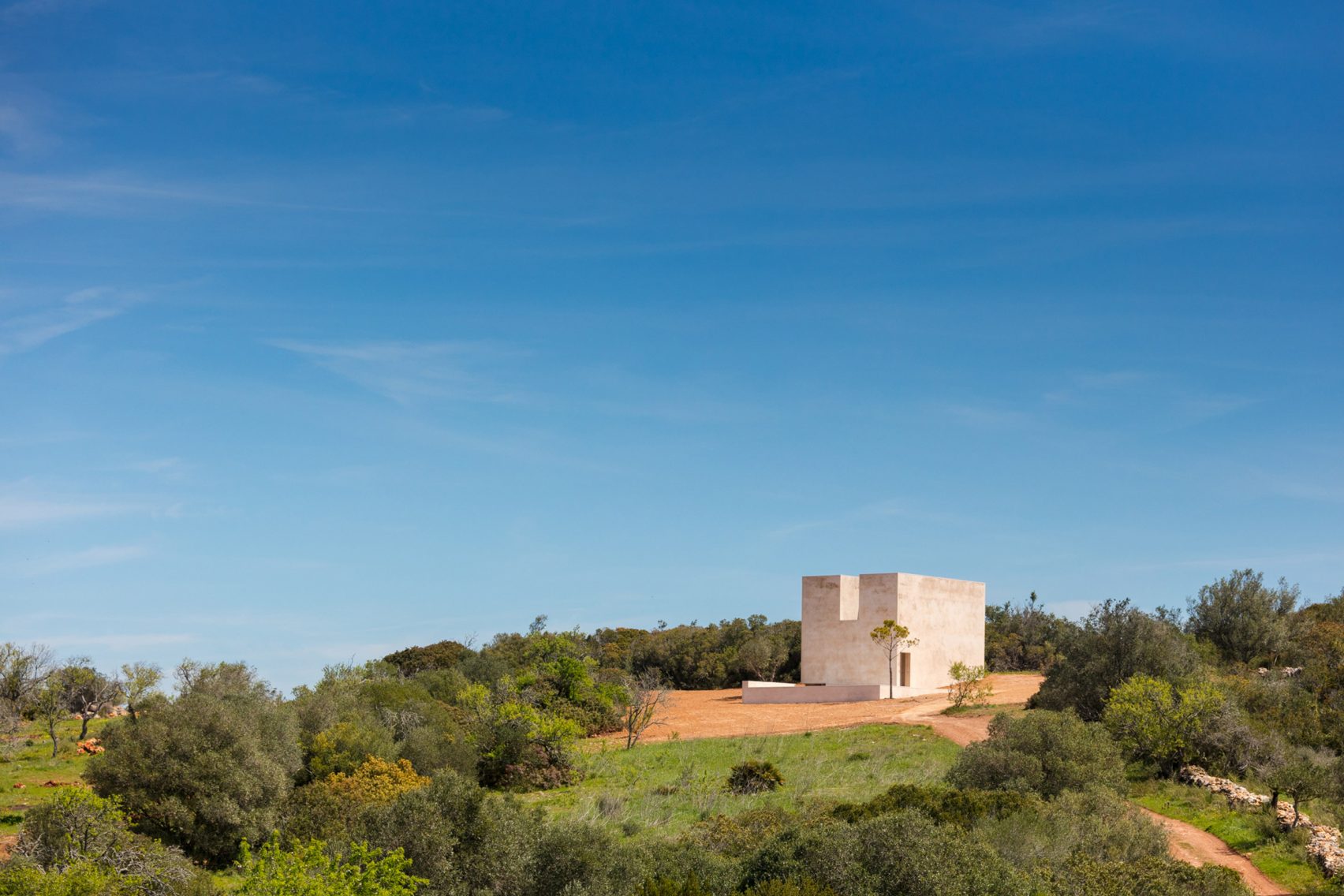 alvaro-siza-viera-capela-do-monte-chapel-algarve_dezeen_2364_col_2-1704x1136