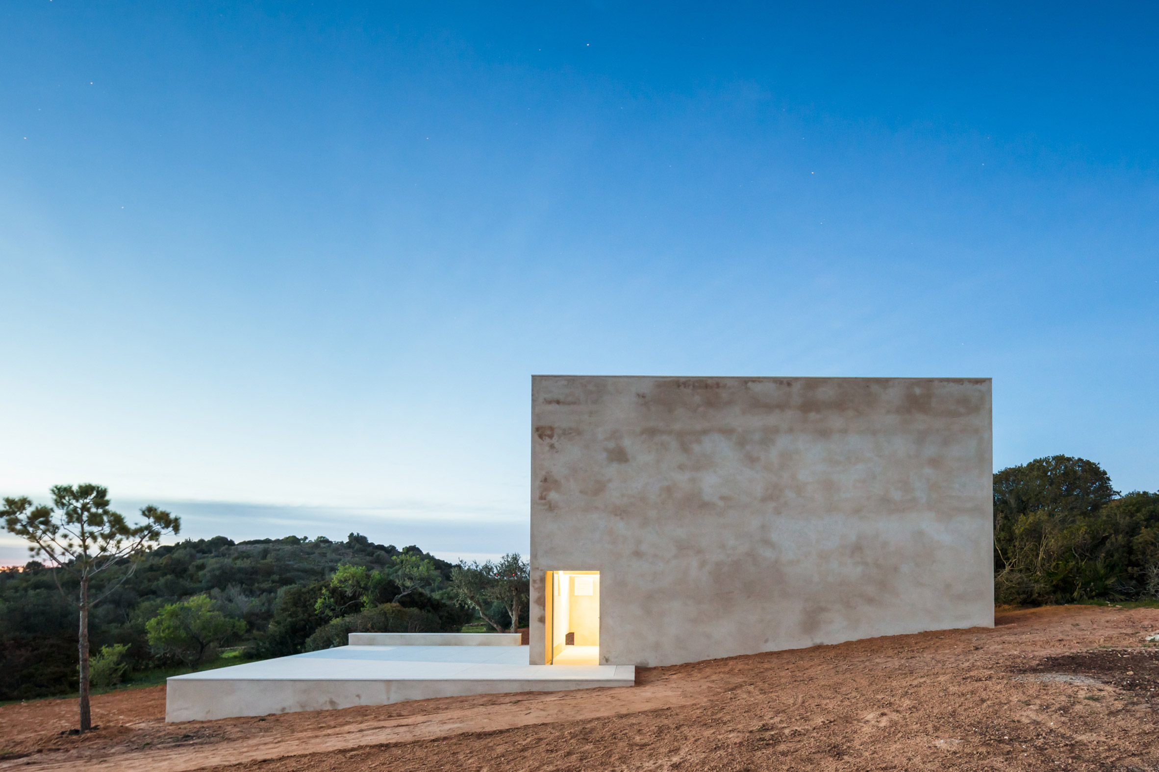 alvaro-siza-viera-capela-do-monte-chapel-algarve_dezeen_2364_col_20