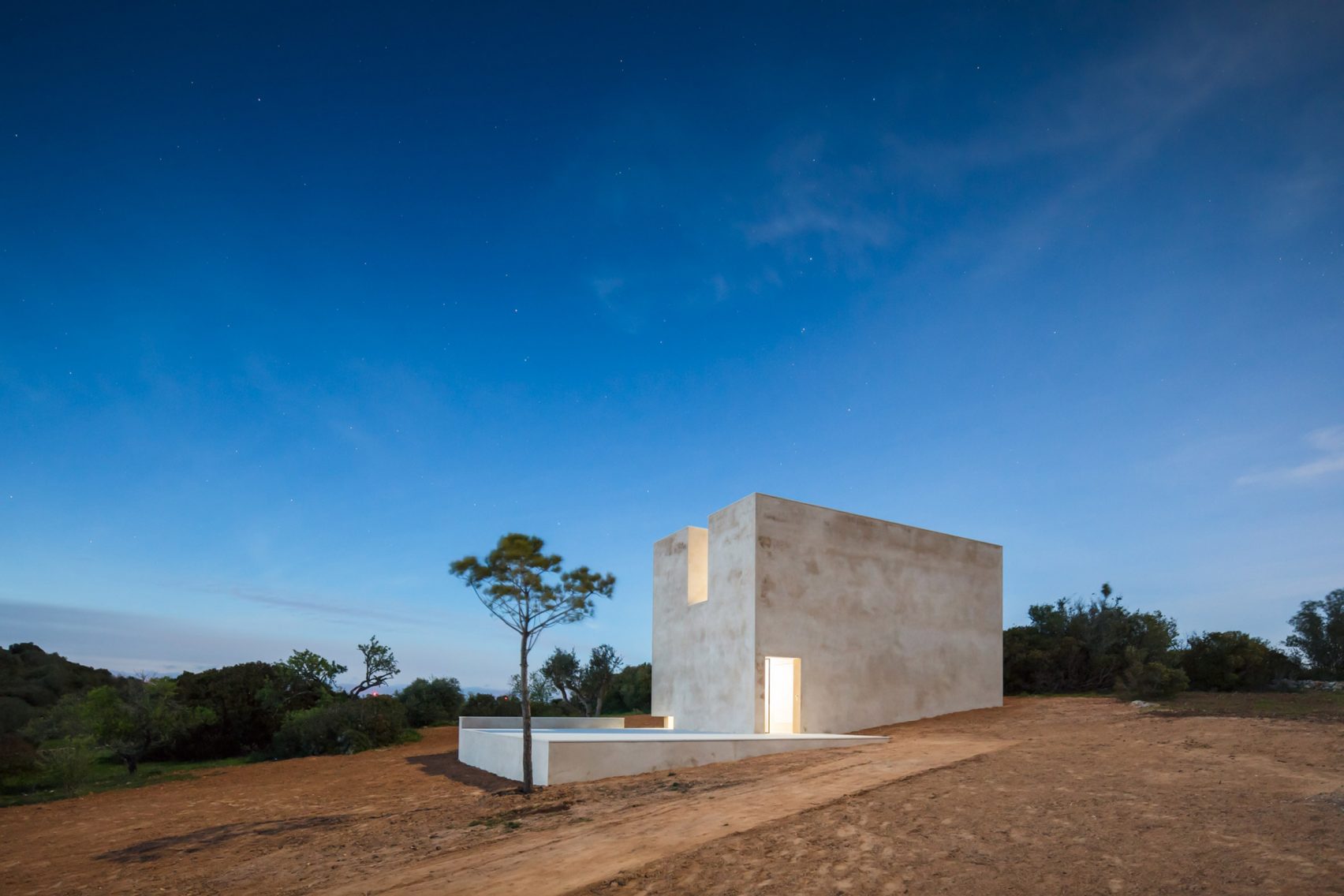 alvaro-siza-viera-capela-do-monte-chapel-algarve_dezeen_2364_col_21-1704x1136