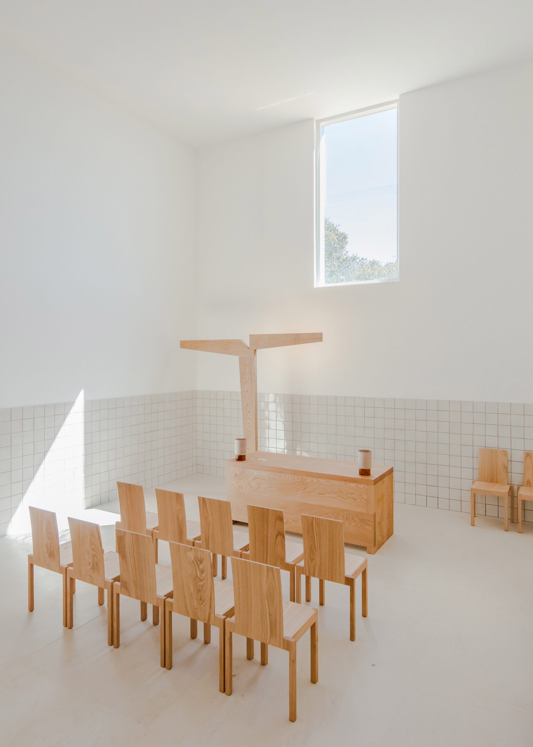 alvaro-siza-viera-capela-do-monte-chapel-algarve_dezeen_2364_col_5-1704x2385