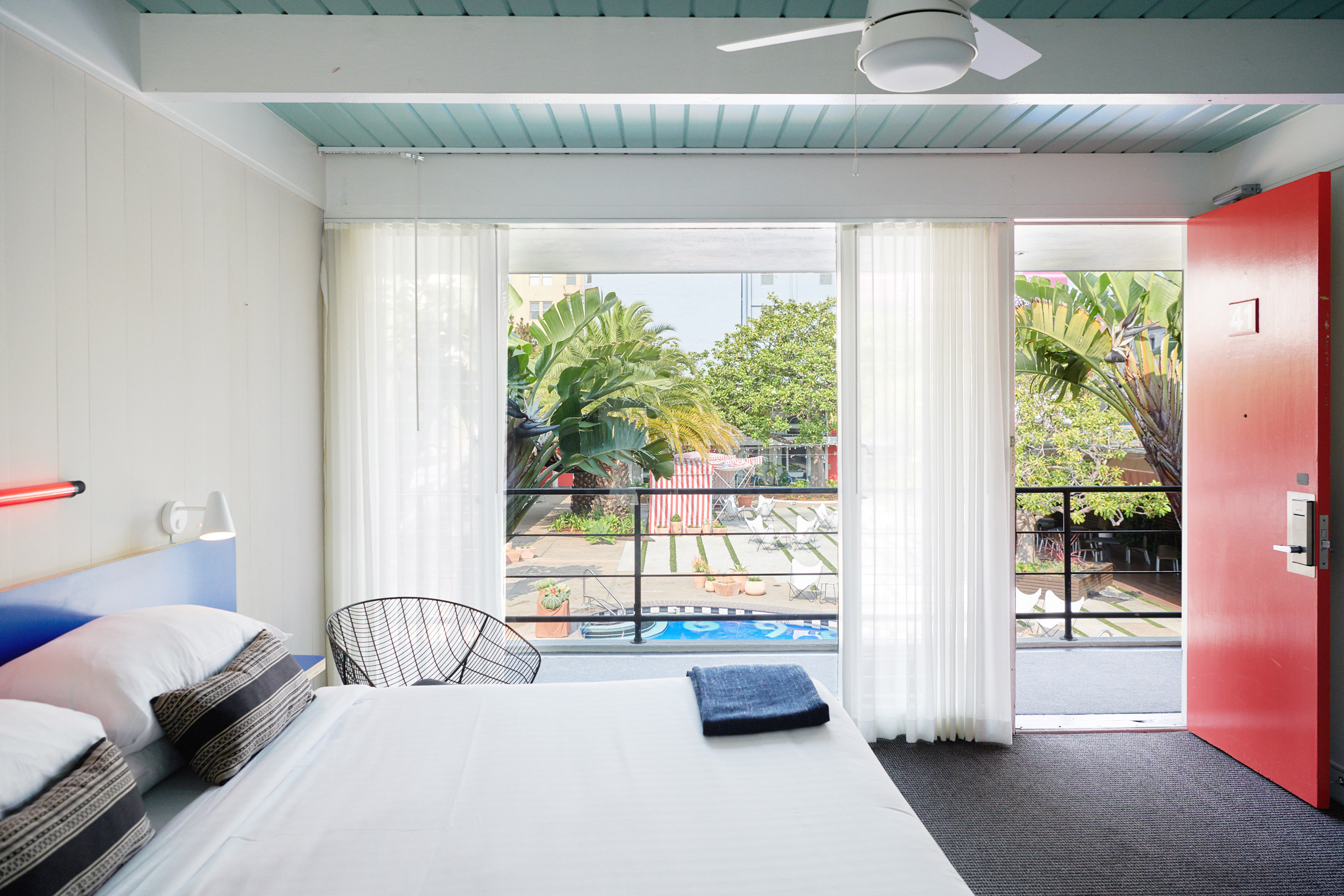 phoenix-hotel-liz-lambert-interiors-renovation-san-francisco-california-usa_dezeen_2364_col_14