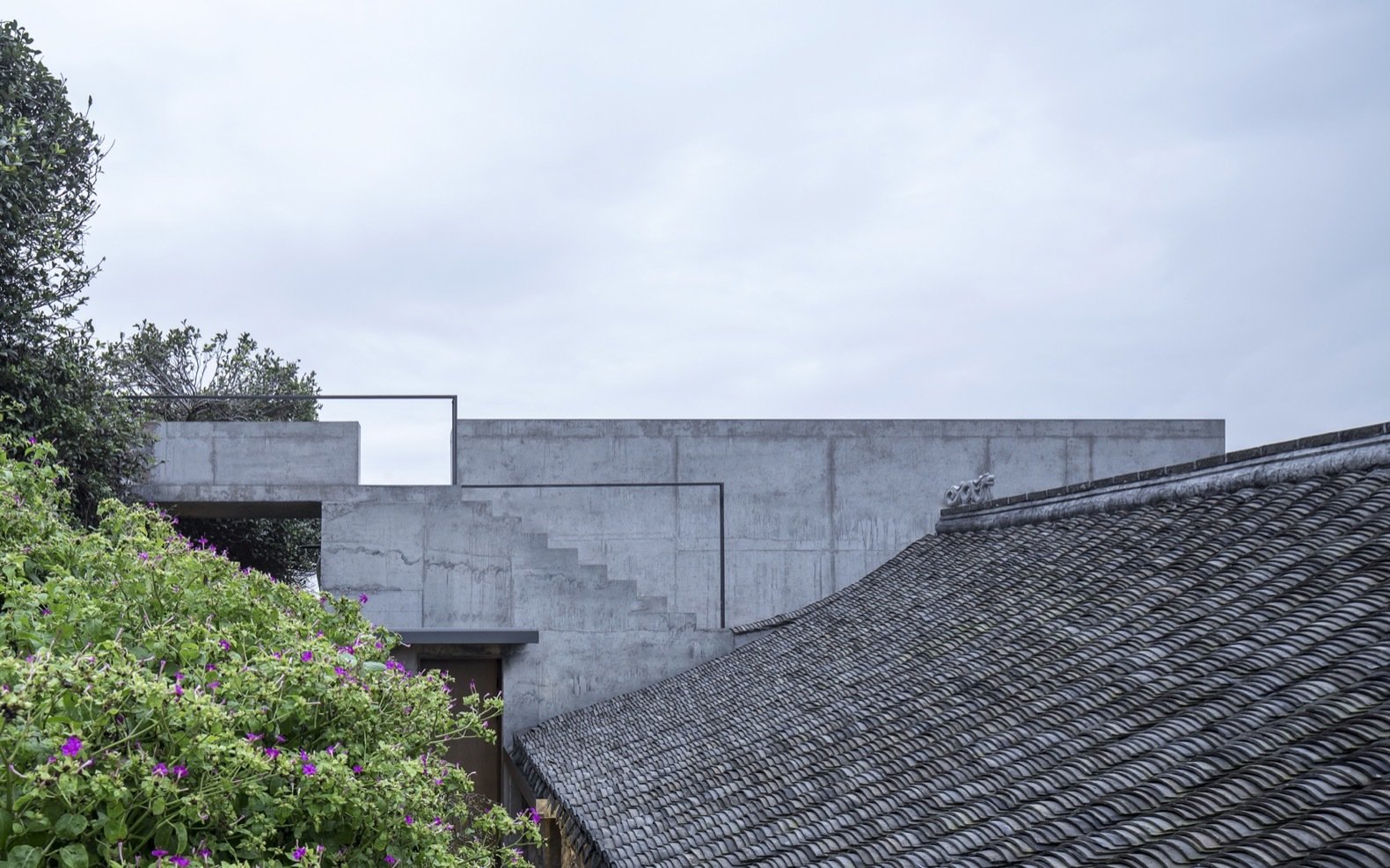 concrete-steps-lead-up-to-the-concretes-extensions-roof-deck-and-also-connects-to-the-courtyard-of-the-second-building
