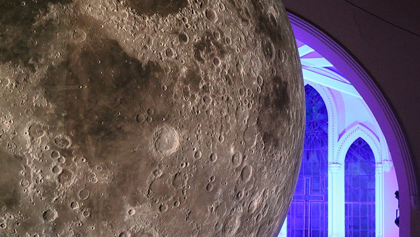 luke-jerram-museum-of-the-moon-designboom-07