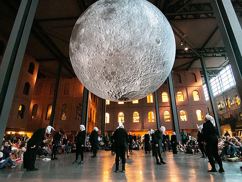 luke-jerram-museum-of-the-moon-designboom-8-1