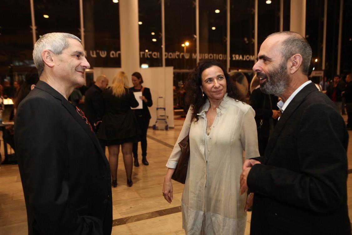 מעצבת התאורה מיכל קנטור ובעלה אדריכל אנריקו סגרה, עם גיורא אוריין