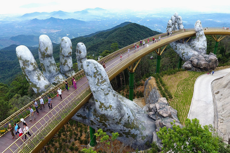 https___hypebeast.com_image_2018_07_golden-bridge-vietnam-ba-na-hills-01
