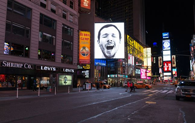 sebastian-errazuriz-yawning-new-york-times-square-designboom-04