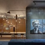 דירה עם קיר חלוד