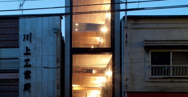 בית צר ברוחב 1.8 מטר, נדחק לשכונה בטוקיו