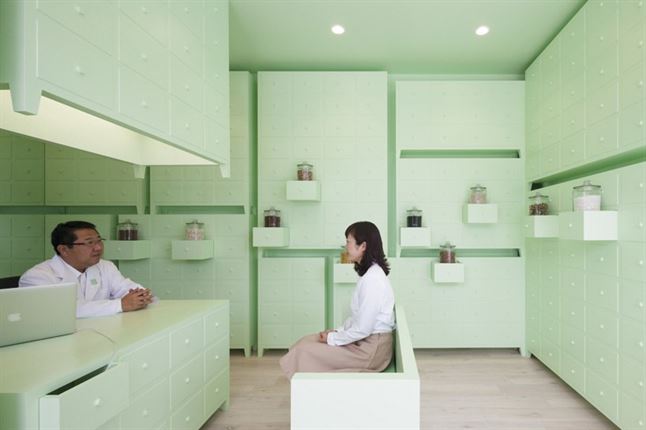 id-sumiyoshido-kampo-lounge-clinic-acupuncture-moxibustion-japan-designboom-05