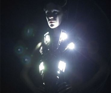 Anouk Wipprecht משלבת חיישני חניה ופנסי רכב לאוסף אופנה מודפסת 3D