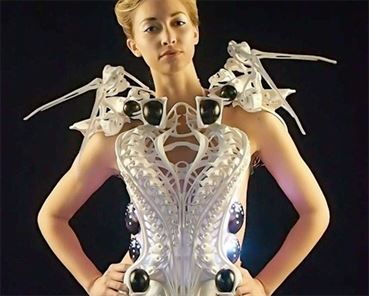 Spider-Dress-by-Anouk-Wipprecht_dezeen_01