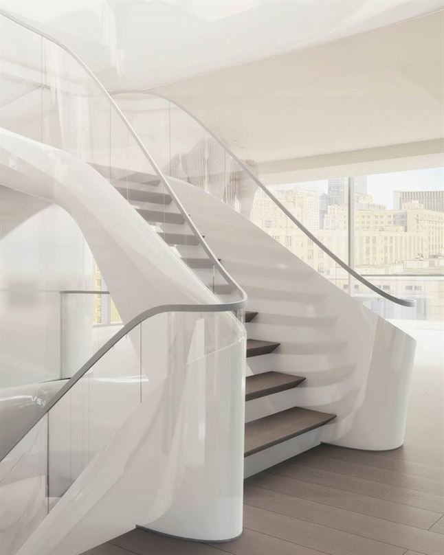 פנטהאוז טריפלקס הכולל מדרגות מפוסלות בנות שלוש קומות.
