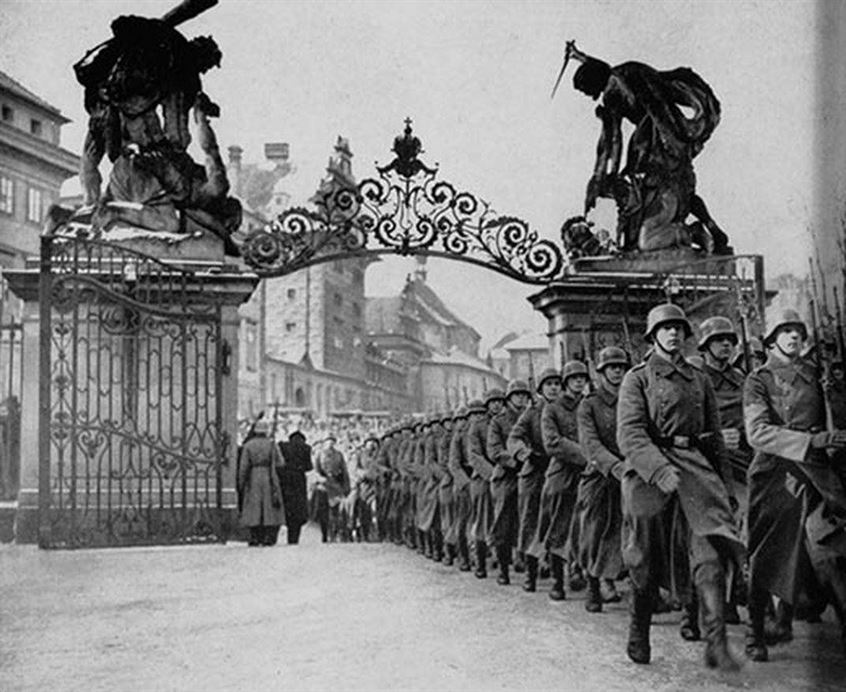 Nazi-soldiers-marching-into-Prague-5.jpg__1072x0_q85_upscale