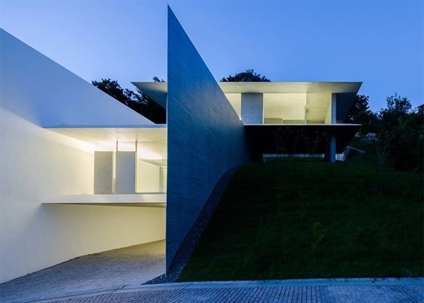 thin-concrete-planes-define-mountain-home-japan-kubota-architect-atelier-10659-9389337