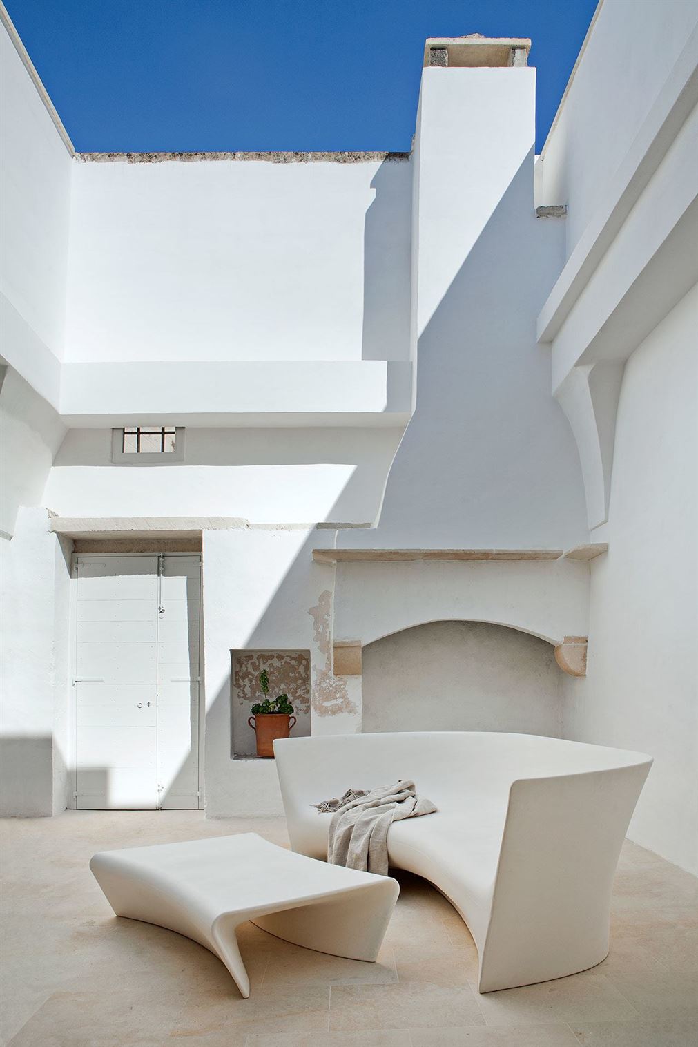 f1_palomba_serafini_house_salento_photo_francesco_bolis_yatzer