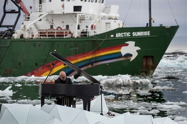 ludovico einaudi ברסיטל צף באוקיינוס ​​הארקטי עבור גרינפיס