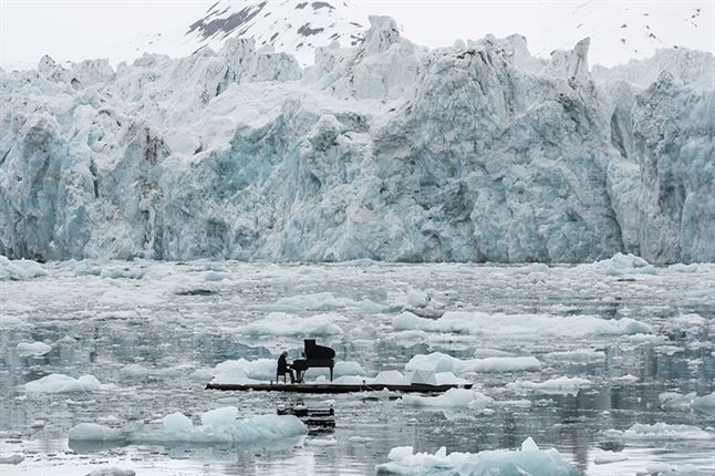 ludovico-einaudi-performs-in-the-arctic-ocean-greenpeace-designboom-04