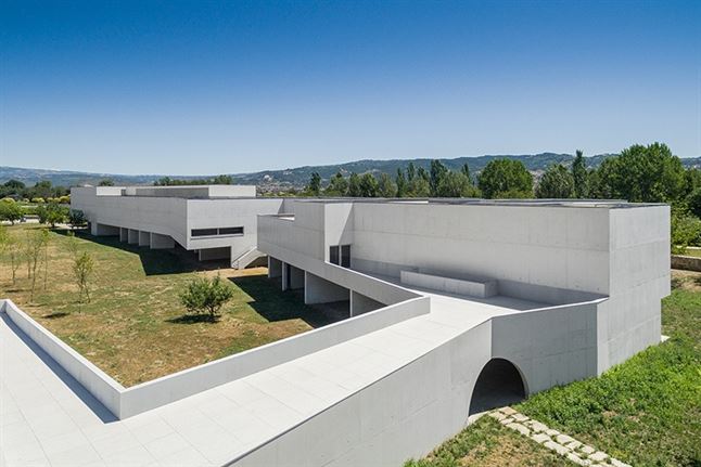 alvaro-siza-vieira-nadir-afonso-foundation-chaves-portugal-designboom-03