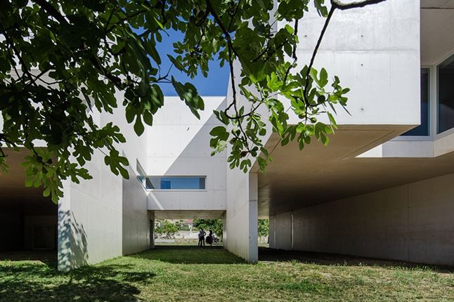 alvaro-siza-vieira-nadir-afonso-foundation-chaves-portugal-designboom-05