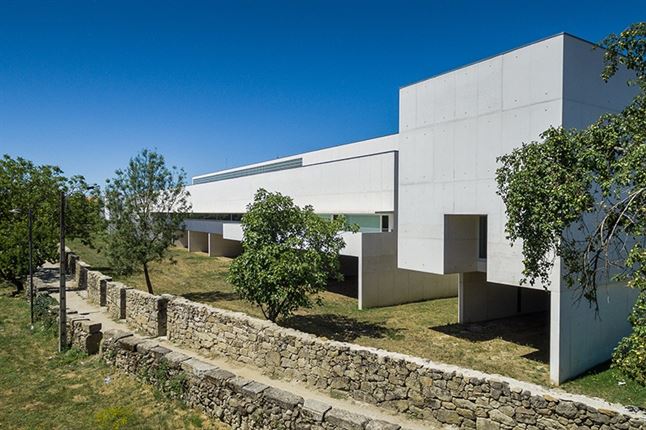 alvaro-siza-vieira-nadir-afonso-foundation-chaves-portugal-designboom-11