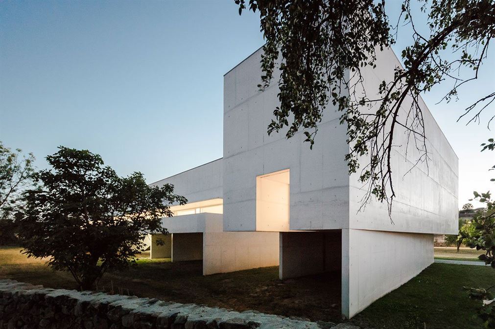f11_nadir_afonso_foundation_chaves_portugal_by_alvaro_siza_vieira_photo_joao_morgado_yatzer