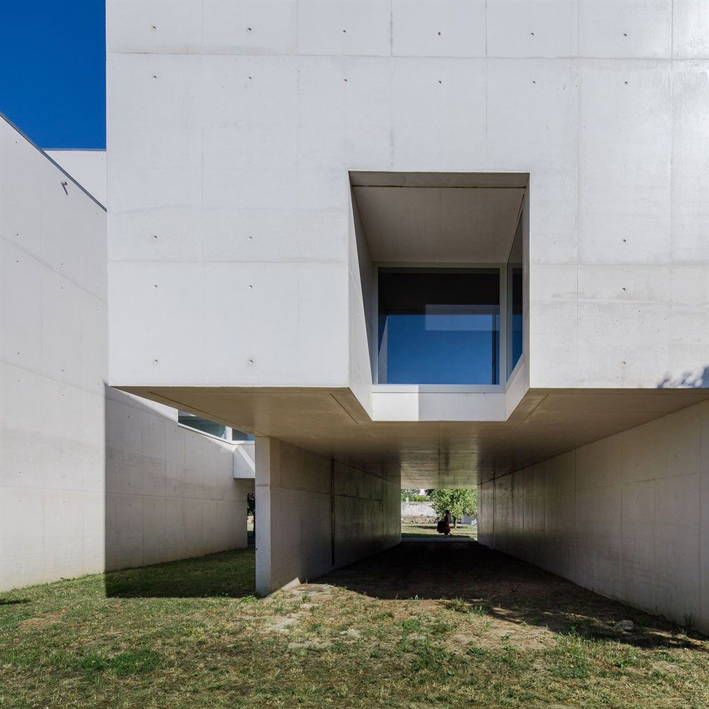 f14_nadir_afonso_foundation_chaves_portugal_by_alvaro_siza_vieira_photo_joao_morgado_yatzer