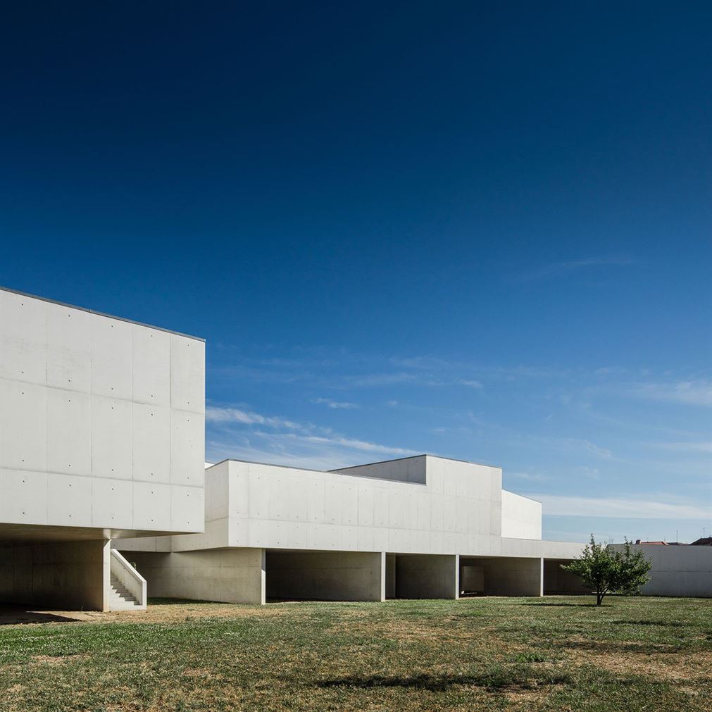 f19_nadir_afonso_foundation_chaves_portugal_by_alvaro_siza_vieira_photo_joao_morgado_yatzer
